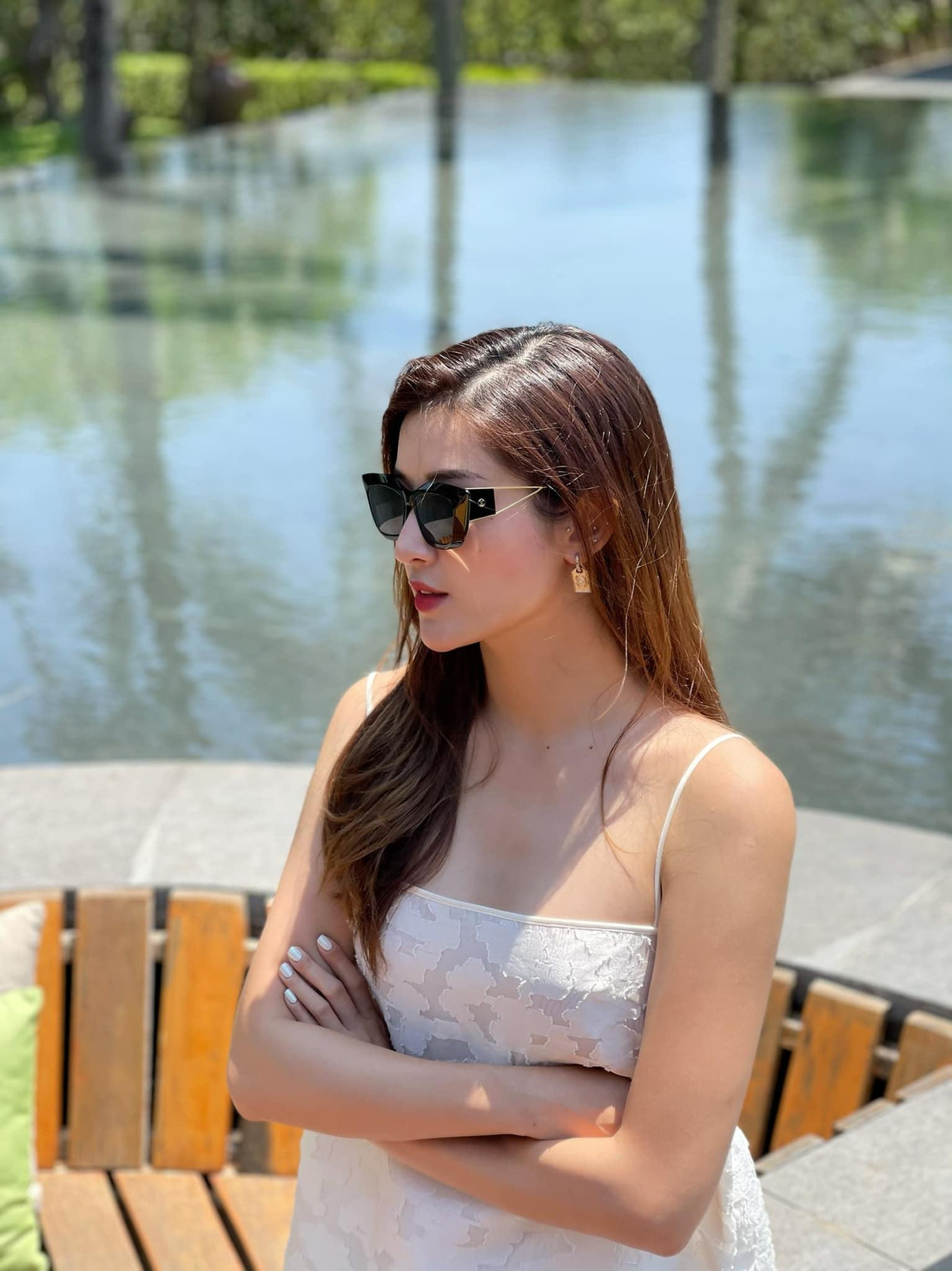 Á hậu Huyền My diện trang phục màu trắng giản dị, thanh lịch nhưng vẫn không kém phần quyến rũ.