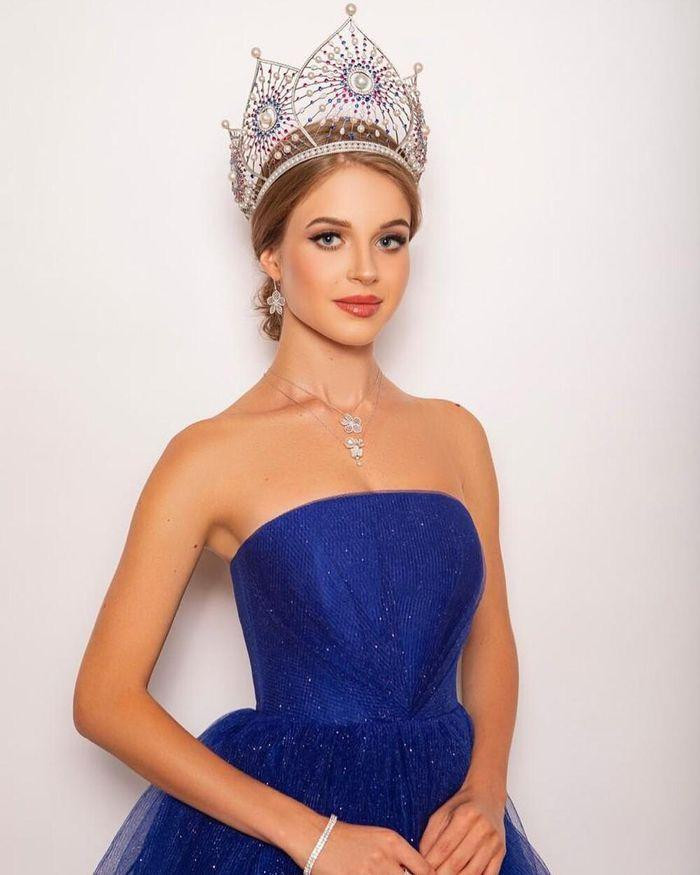 Trước đó, người đẹp nước Nga gây chú ý trong một livestream trên trang cá nhân cùng những phát ngôn bị đánh giá là kém duyên khiến cho các fans sắc đẹp bất bình. Trước đó, người đẹp nước Nga gây chú ý trong một livestream trên trang cá nhân cùng những phát ngôn bị đánh giá là kém duyên khiến cho các fans sắc đẹp bất bình.