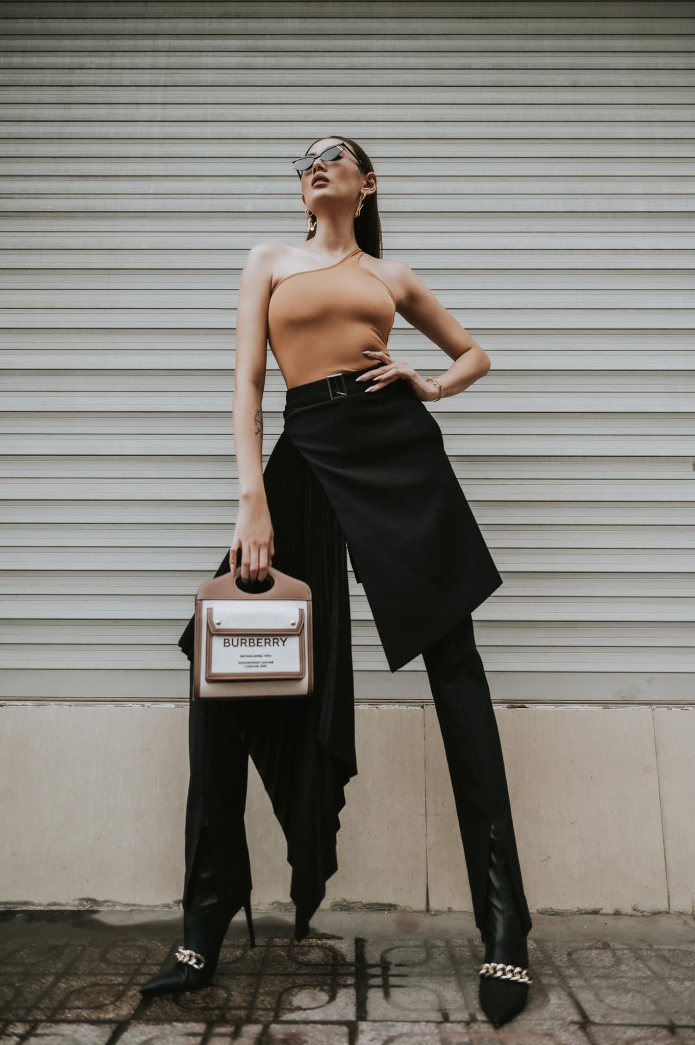 Á hậu Hoàn vũ Việt Nam 2008 khoe vóc dáng ngày càng thon thả, quyến rũ đáng ngưỡng mộ. Á hậu Hoàn vũ Việt Nam 2008 khoe vóc dáng ngày càng thon thả, quyến rũ đáng ngưỡng mộ.