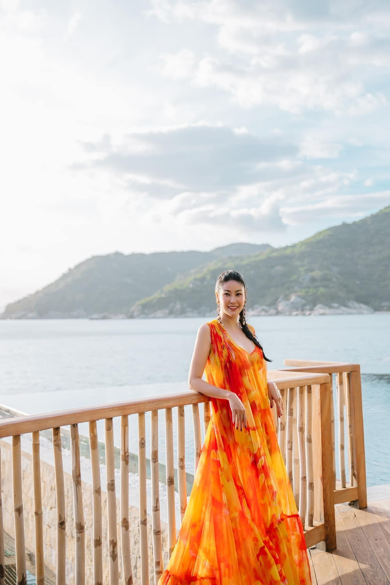 Hoa hậu Hà Kiều Anh đẹp lộng lẫy trên biển trong bộ váy maxi tông màu cam rực rỡ.
