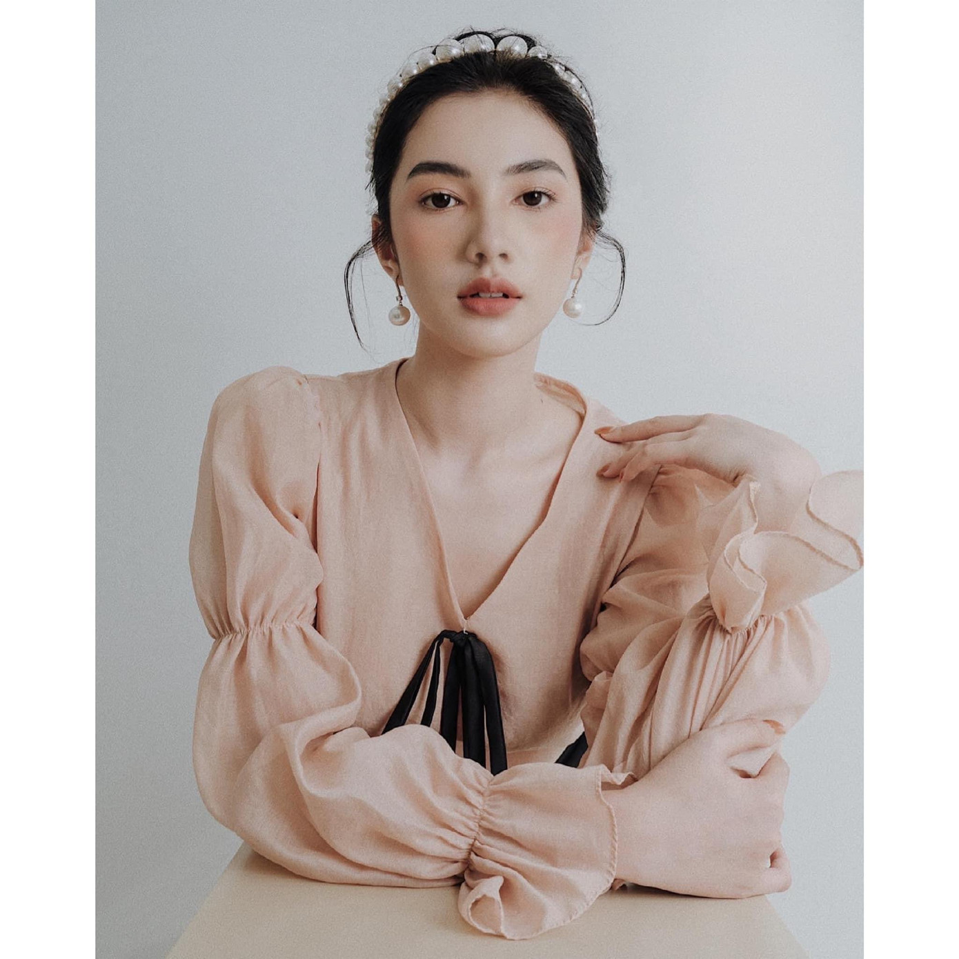 Người đẹp Cẩm Đan đẹp yêu kiều, nhẹ nhàng tựa 'nàng thơ' với váy áo tông màu nude thanh lịch. Người đẹp Cẩm Đan đẹp yêu kiều, nhẹ nhàng tựa 'nàng thơ' với váy áo tông màu nude thanh lịch.