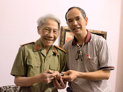 Thiếu tướng Nguyễn Dũng Chi nguyên Tiểu đoàn trưởng tiểu đoàn 251, Trung đoàn 174 đại đoàn 316 tặng con dao đa năng thu được trên bàn của Tướng Đờ Cát