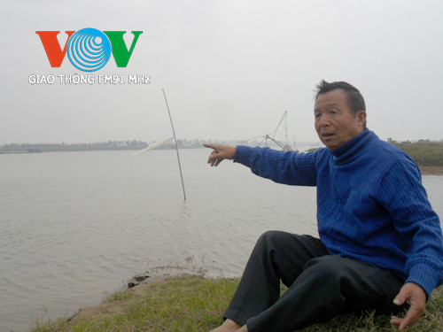 Ông Quý chỉ cho PV điểm "hứng xác" trên sông Hồng. Ông Quý chỉ cho PV điểm