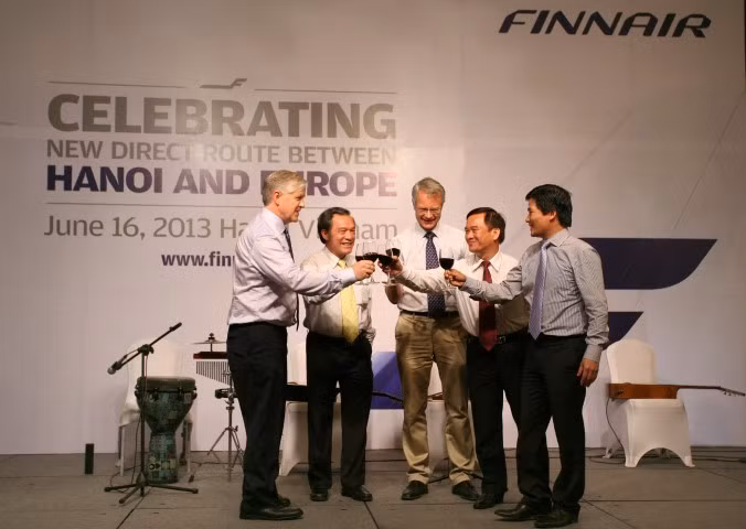 Từ trái qua phải: Ông Allister Patterson – Phó Chủ tịch Finnair Plc, Ông Nguyễn Mạnh Cường – Phó Tổng cục trưởng Tổng cục Du lịch Việt Nam, Ngài Kimmo Lähdevirta – Đại sứ đặc mệnh toàn quyền của Phần Lan tại Việt Nam, Ông Lưu Thanh Bình – Phó cục trưởng Cục hàng không dân dụng Việt Nam, Ông Phạm Văn Hiến – Chủ tịch HĐQT Tổng công ty Du lịch và Dịch vụ hàng không Biển Đông, tổng đại lý Finnair tại Việt nam.