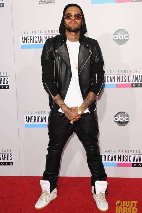 Nam ca sĩ Chris Brown hầm hố trên thảm đỏ