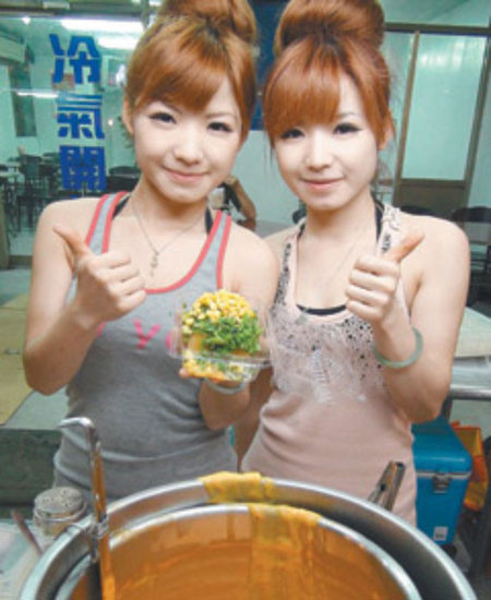 Hai chị em xinh đẹp bán khoai lang nổi tiếng 