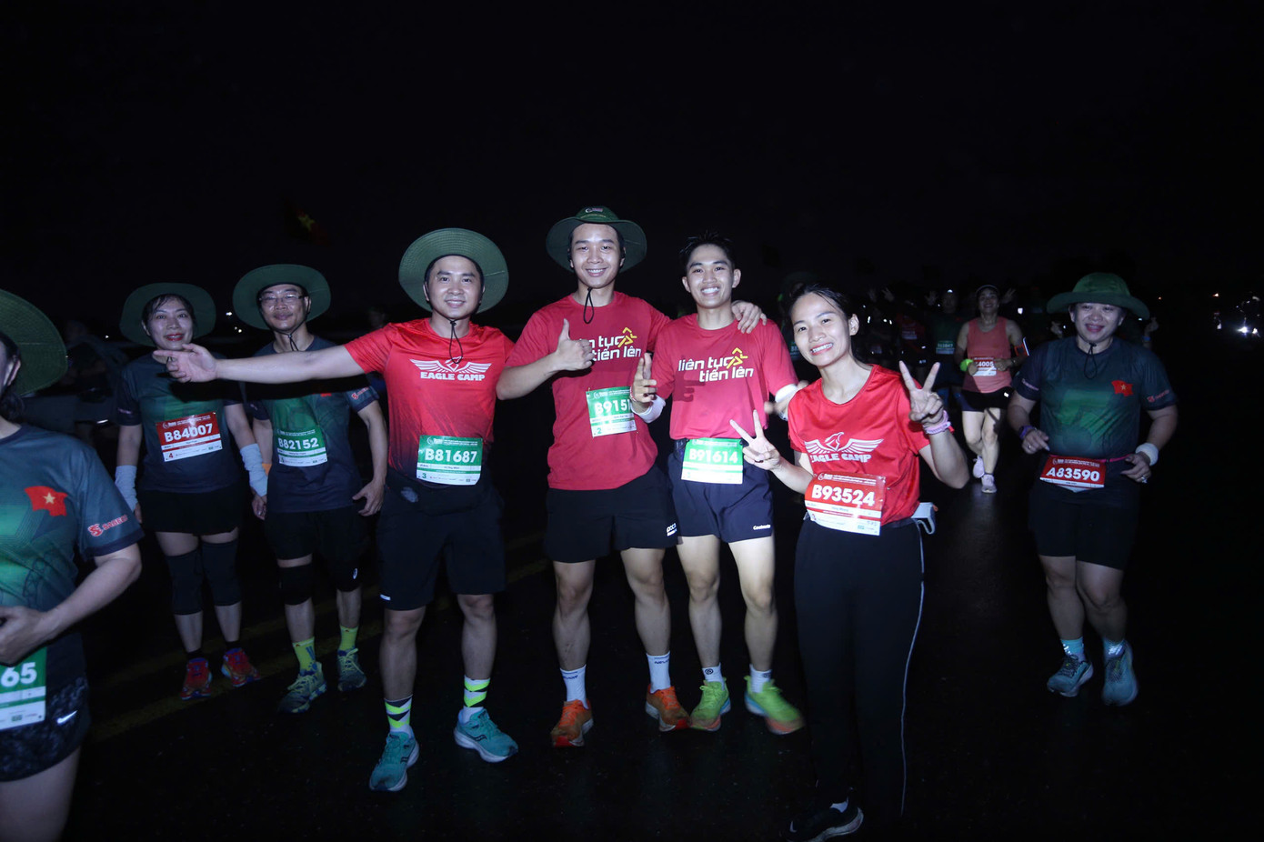 Tinh thần 'vượt nắng thắng mưa' trên đường chạy Tiền Phong Marathon ảnh 56 Tinh thần 'vượt nắng thắng mưa' trên đường chạy Tiền Phong Marathon ảnh 56