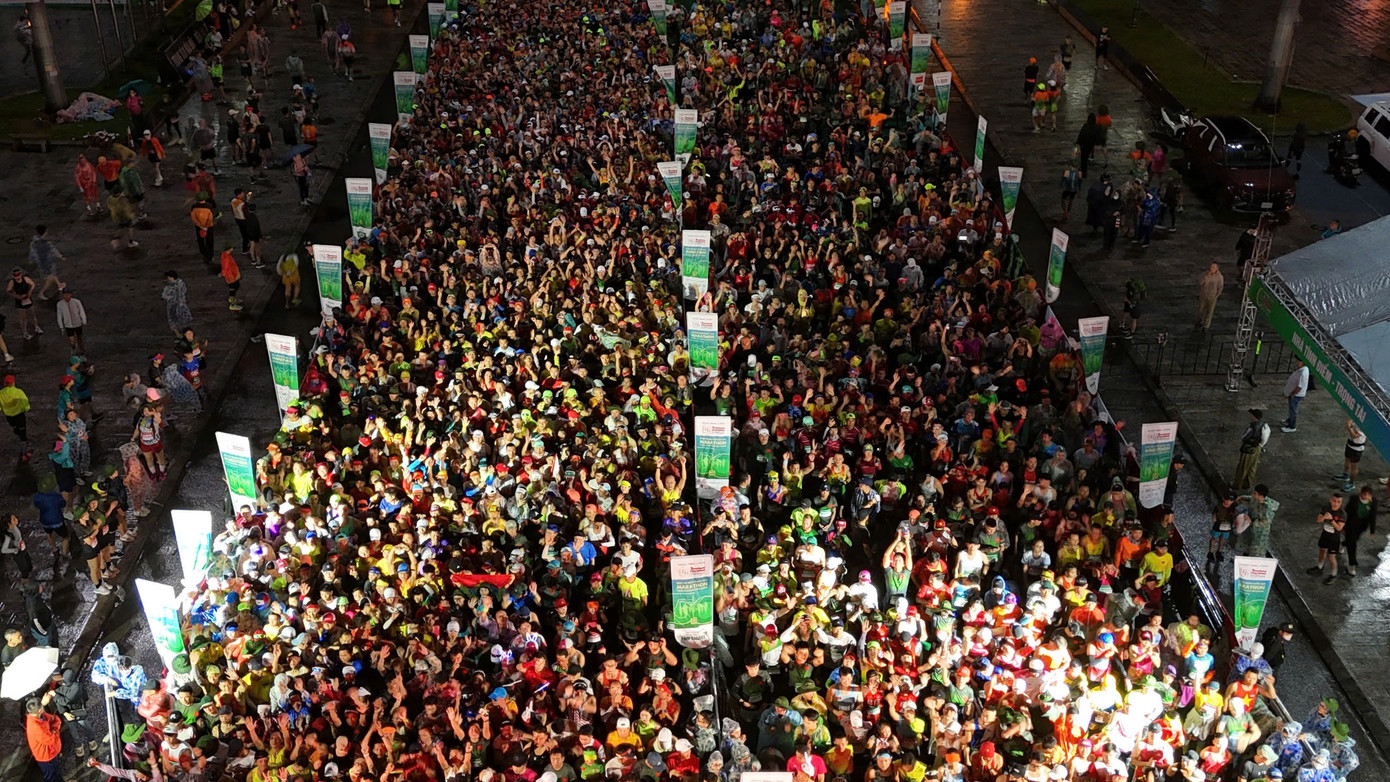 Tinh thần 'vượt nắng thắng mưa' trên đường chạy Tiền Phong Marathon ảnh 30 Tinh thần 'vượt nắng thắng mưa' trên đường chạy Tiền Phong Marathon ảnh 30