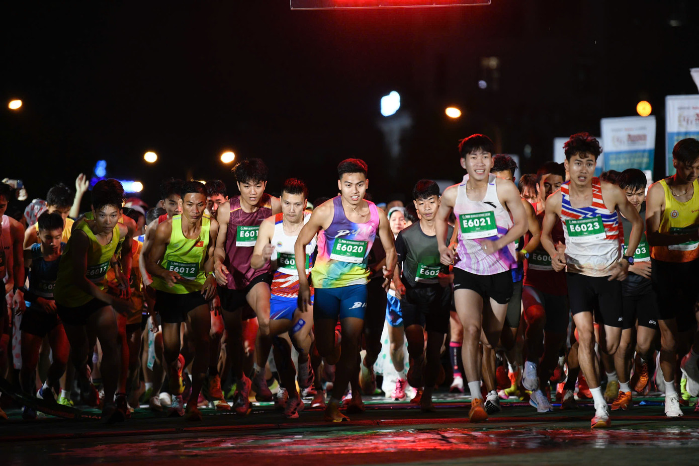 Tinh thần 'vượt nắng thắng mưa' trên đường chạy Tiền Phong Marathon ảnh 27 Tinh thần 'vượt nắng thắng mưa' trên đường chạy Tiền Phong Marathon ảnh 27