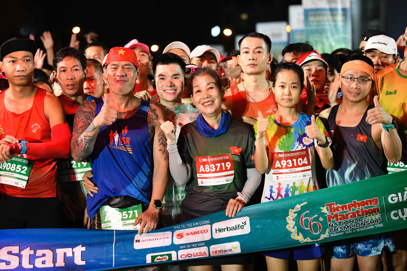 Tinh thần 'vượt nắng thắng mưa' trên đường chạy Tiền Phong Marathon ảnh 35 Tinh thần 'vượt nắng thắng mưa' trên đường chạy Tiền Phong Marathon ảnh 35