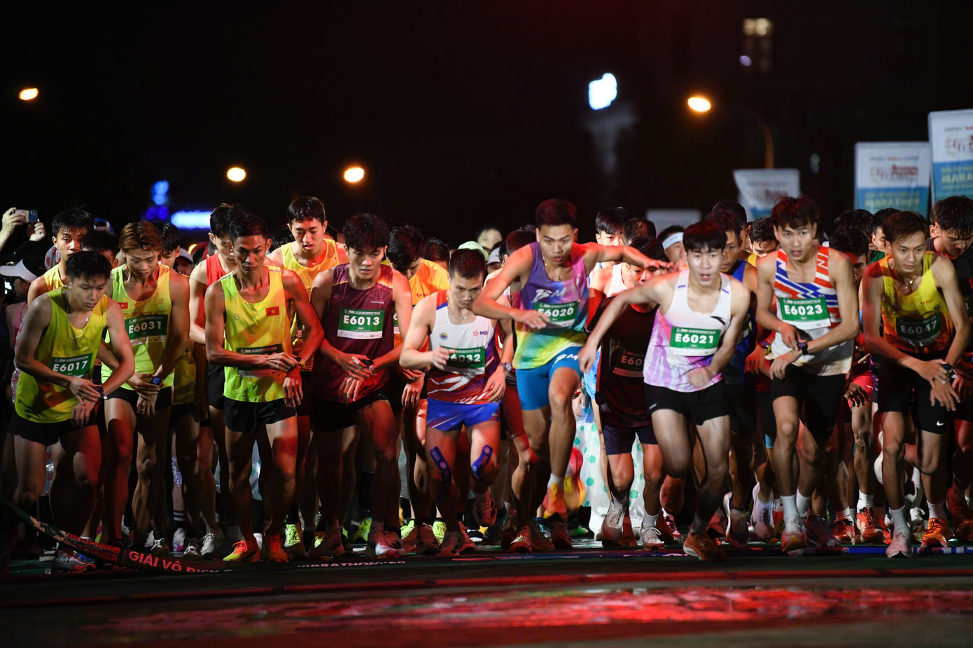 Tinh thần 'vượt nắng thắng mưa' trên đường chạy Tiền Phong Marathon ảnh 26 Tinh thần 'vượt nắng thắng mưa' trên đường chạy Tiền Phong Marathon ảnh 26