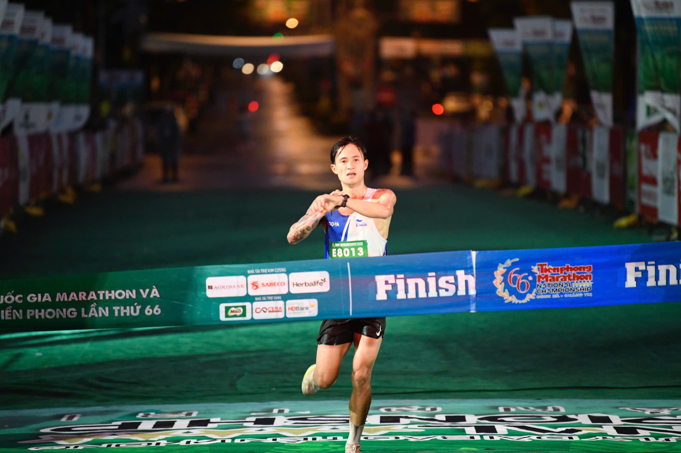 Tinh thần 'vượt nắng thắng mưa' trên đường chạy Tiền Phong Marathon ảnh 62 Tinh thần 'vượt nắng thắng mưa' trên đường chạy Tiền Phong Marathon ảnh 62