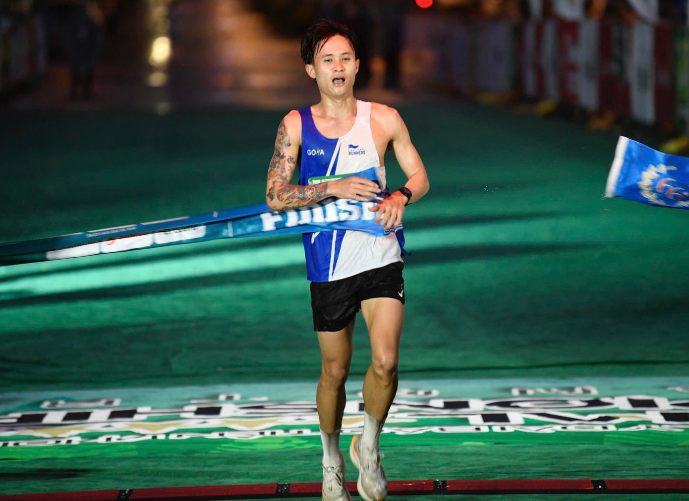 Tinh thần 'vượt nắng thắng mưa' trên đường chạy Tiền Phong Marathon ảnh 63 Tinh thần 'vượt nắng thắng mưa' trên đường chạy Tiền Phong Marathon ảnh 63