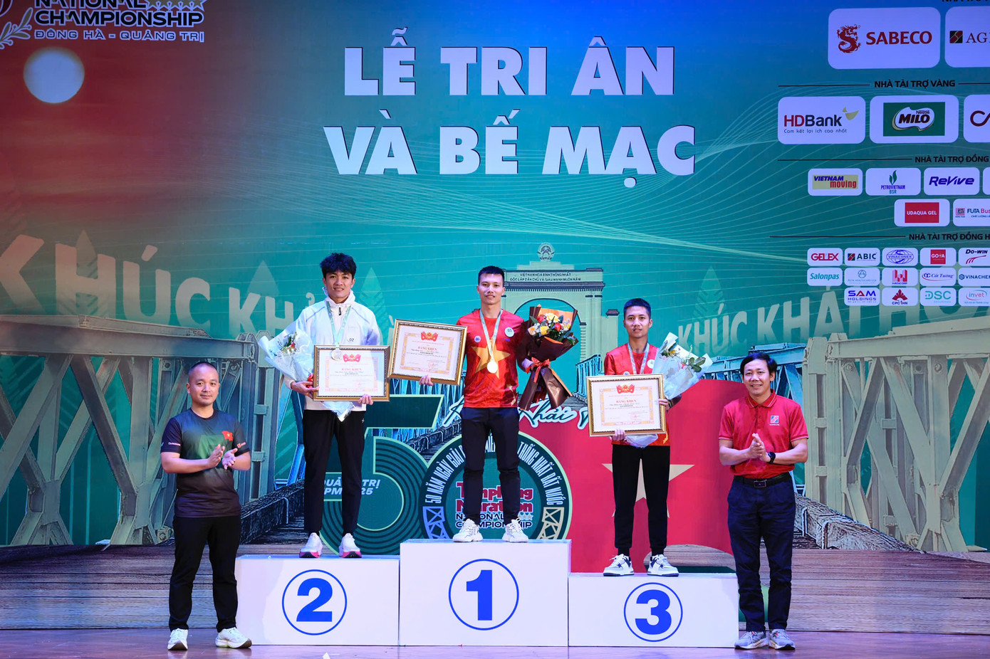 Tinh thần 'vượt nắng thắng mưa' trên đường chạy Tiền Phong Marathon ảnh 147 Tinh thần 'vượt nắng thắng mưa' trên đường chạy Tiền Phong Marathon ảnh 147