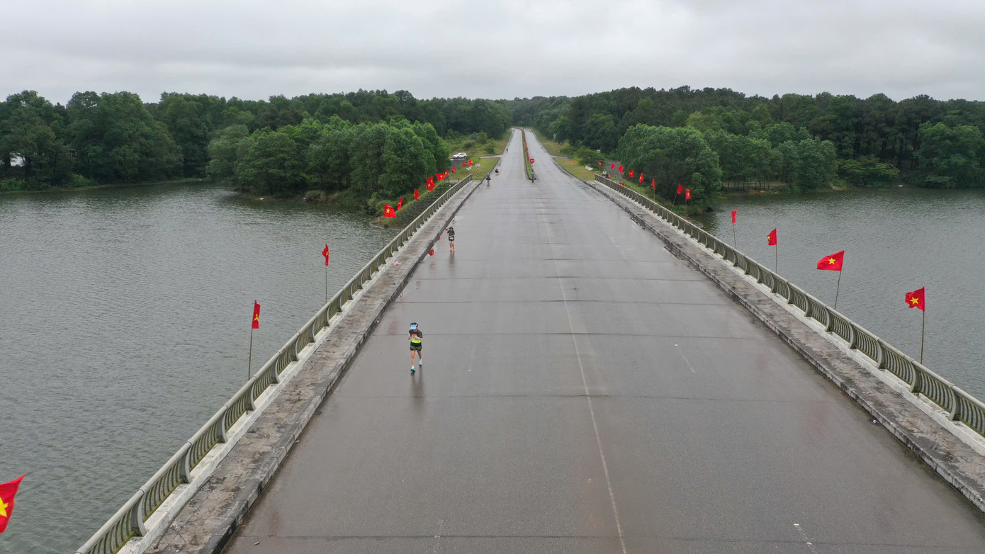 Tinh thần 'vượt nắng thắng mưa' trên đường chạy Tiền Phong Marathon ảnh 125 Tinh thần 'vượt nắng thắng mưa' trên đường chạy Tiền Phong Marathon ảnh 125