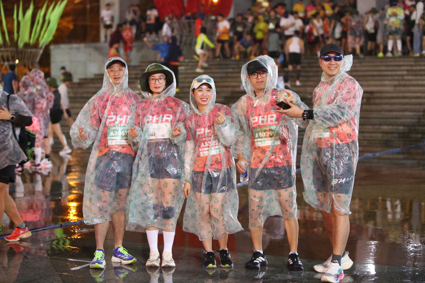 Tinh thần 'vượt nắng thắng mưa' trên đường chạy Tiền Phong Marathon ảnh 17 Tinh thần 'vượt nắng thắng mưa' trên đường chạy Tiền Phong Marathon ảnh 17