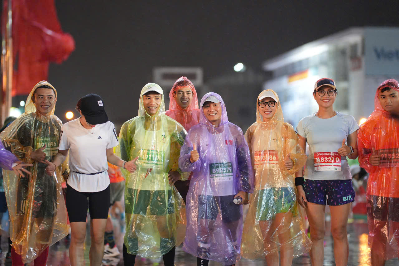 Tinh thần 'vượt nắng thắng mưa' trên đường chạy Tiền Phong Marathon ảnh 18 Tinh thần 'vượt nắng thắng mưa' trên đường chạy Tiền Phong Marathon ảnh 18