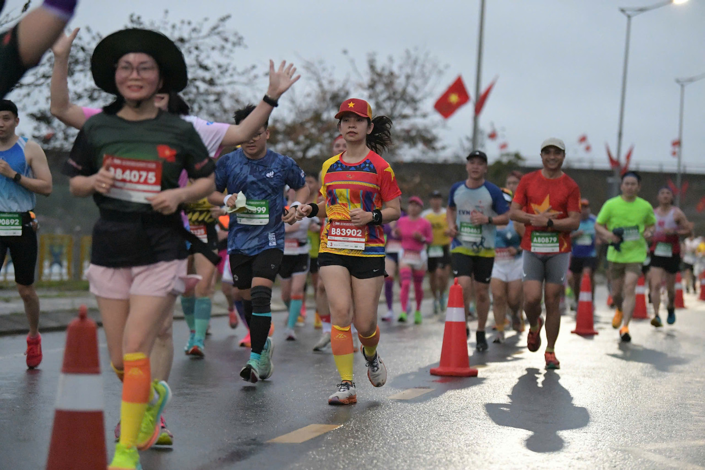 Tinh thần 'vượt nắng thắng mưa' trên đường chạy Tiền Phong Marathon ảnh 70 Tinh thần 'vượt nắng thắng mưa' trên đường chạy Tiền Phong Marathon ảnh 70