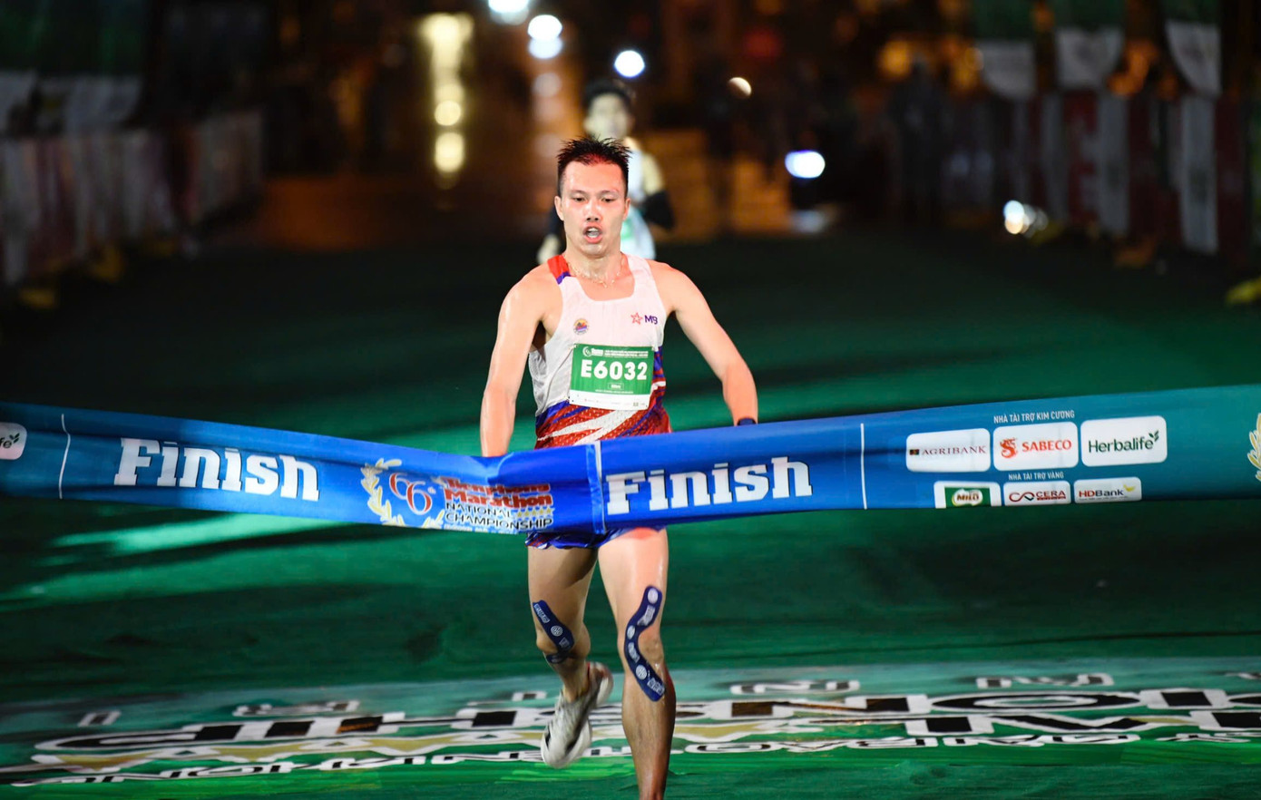 Tinh thần 'vượt nắng thắng mưa' trên đường chạy Tiền Phong Marathon ảnh 45 Tinh thần 'vượt nắng thắng mưa' trên đường chạy Tiền Phong Marathon ảnh 45