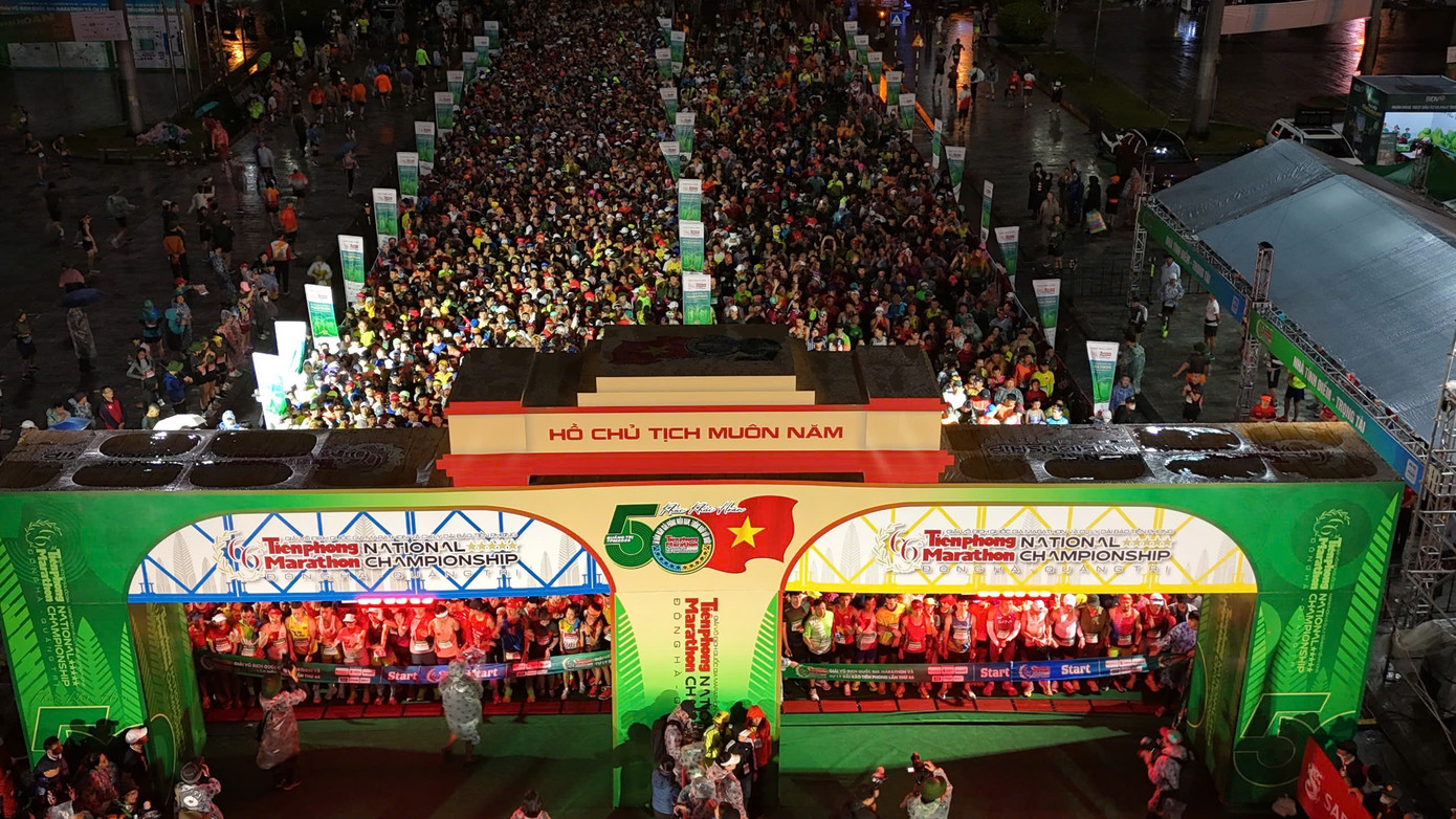 Tinh thần 'vượt nắng thắng mưa' trên đường chạy Tiền Phong Marathon ảnh 28 Tinh thần 'vượt nắng thắng mưa' trên đường chạy Tiền Phong Marathon ảnh 28