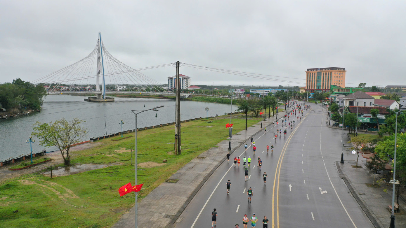 Tinh thần 'vượt nắng thắng mưa' trên đường chạy Tiền Phong Marathon ảnh 99 Tinh thần 'vượt nắng thắng mưa' trên đường chạy Tiền Phong Marathon ảnh 99