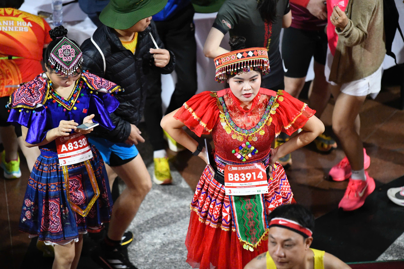 Tinh thần 'vượt nắng thắng mưa' trên đường chạy Tiền Phong Marathon ảnh 6 Tinh thần 'vượt nắng thắng mưa' trên đường chạy Tiền Phong Marathon ảnh 6