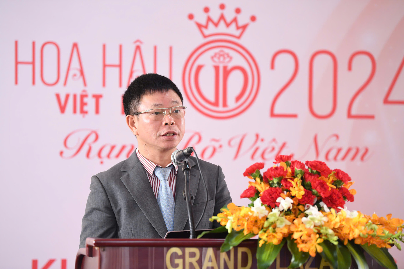 Nhà báo Phùng Công Sưởng – Tổng Biên tập báo Tiền Phong, Trưởng ban Tổ chức cuộc thi Hoa hậu Việt Nam năm 2024. Nhà báo Phùng Công Sưởng – Tổng Biên tập báo Tiền Phong, Trưởng ban Tổ chức cuộc thi Hoa hậu Việt Nam năm 2024.