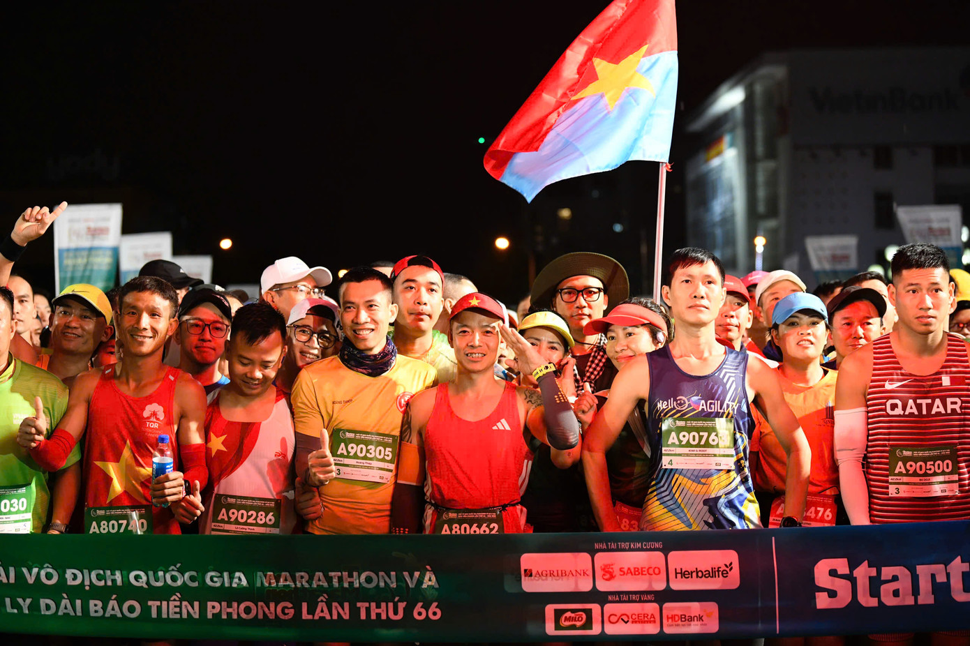 Tinh thần 'vượt nắng thắng mưa' trên đường chạy Tiền Phong Marathon ảnh 33 Tinh thần 'vượt nắng thắng mưa' trên đường chạy Tiền Phong Marathon ảnh 33