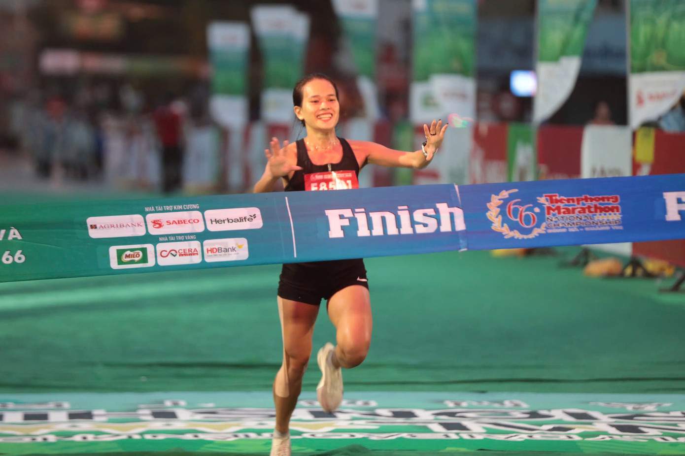 Tinh thần 'vượt nắng thắng mưa' trên đường chạy Tiền Phong Marathon ảnh 65 Tinh thần 'vượt nắng thắng mưa' trên đường chạy Tiền Phong Marathon ảnh 65