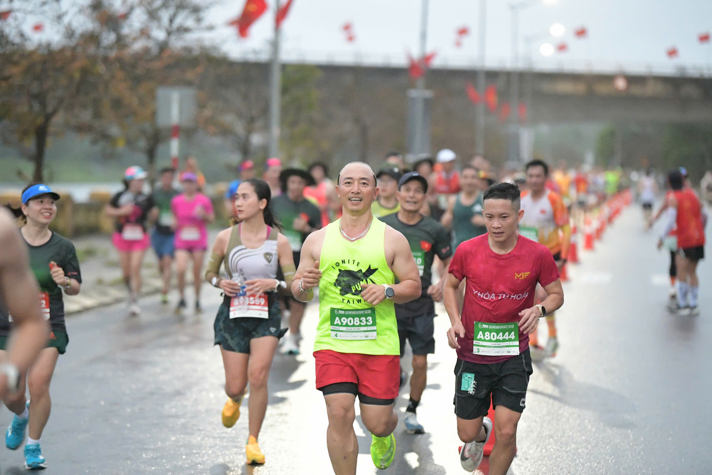 Tinh thần 'vượt nắng thắng mưa' trên đường chạy Tiền Phong Marathon ảnh 68 Tinh thần 'vượt nắng thắng mưa' trên đường chạy Tiền Phong Marathon ảnh 68