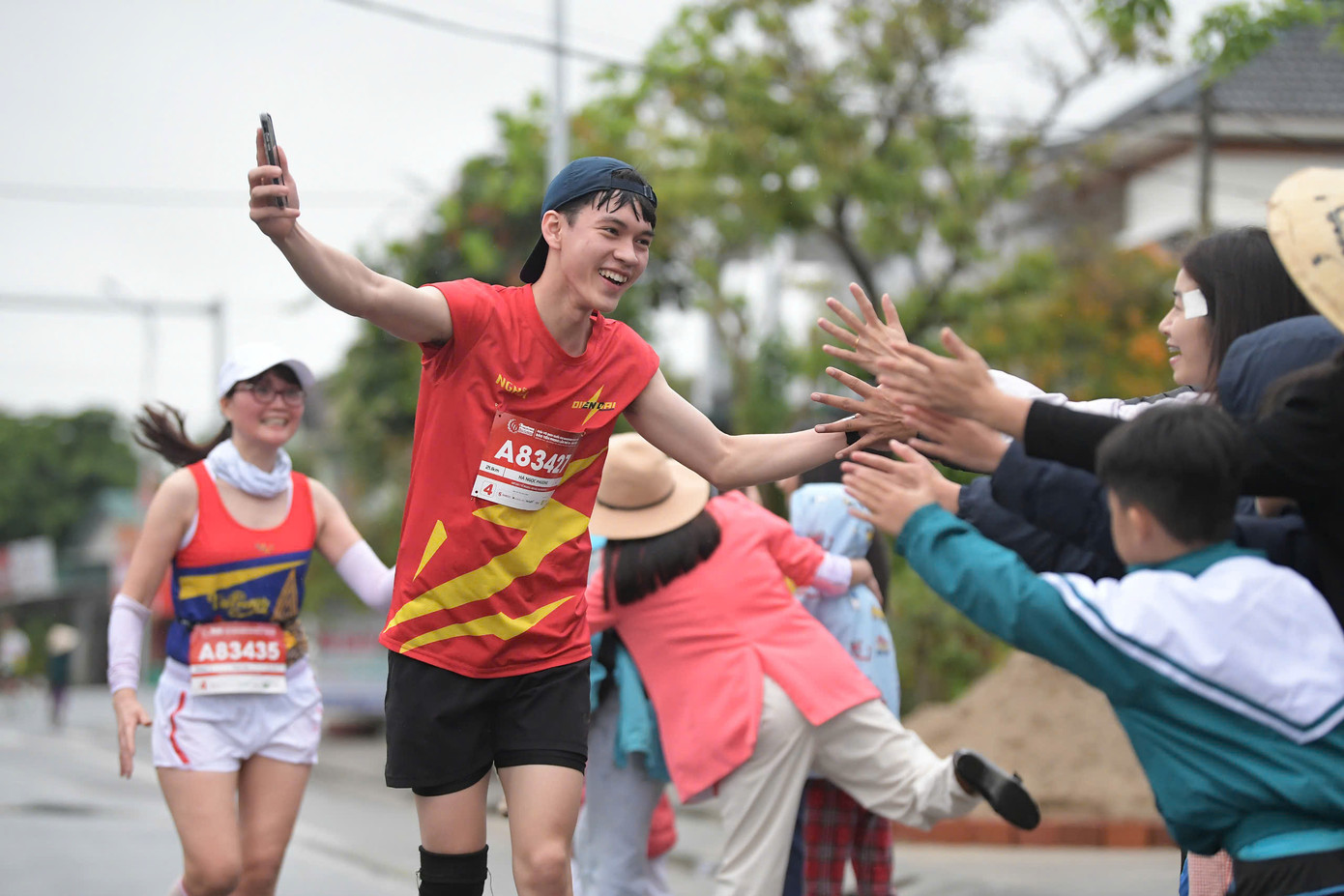 Tinh thần 'vượt nắng thắng mưa' trên đường chạy Tiền Phong Marathon ảnh 89 Tinh thần 'vượt nắng thắng mưa' trên đường chạy Tiền Phong Marathon ảnh 89