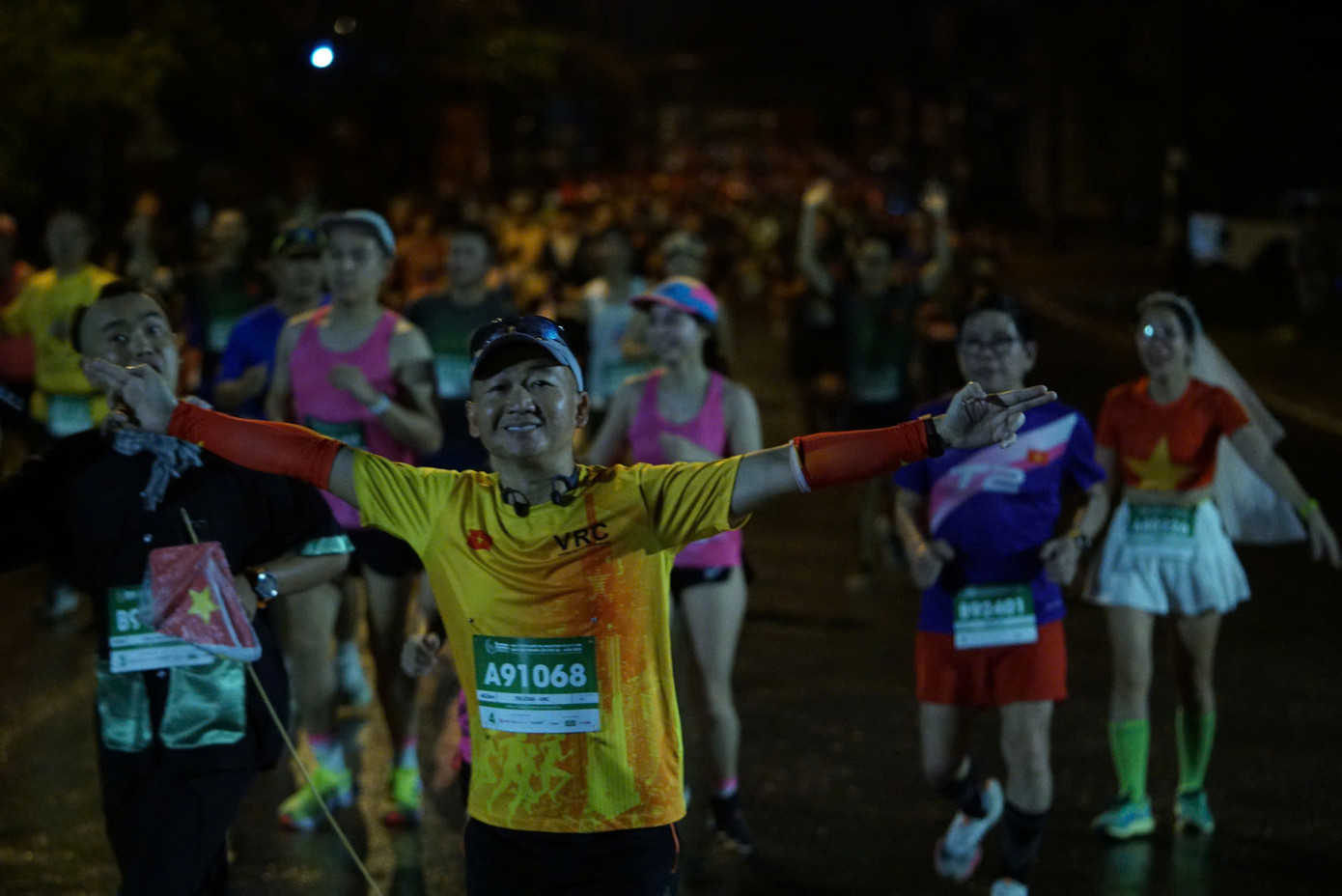 Tinh thần 'vượt nắng thắng mưa' trên đường chạy Tiền Phong Marathon ảnh 50 Tinh thần 'vượt nắng thắng mưa' trên đường chạy Tiền Phong Marathon ảnh 50
