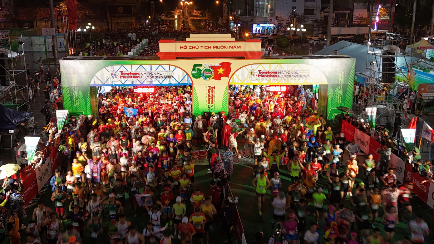 Tinh thần 'vượt nắng thắng mưa' trên đường chạy Tiền Phong Marathon ảnh 29 Tinh thần 'vượt nắng thắng mưa' trên đường chạy Tiền Phong Marathon ảnh 29