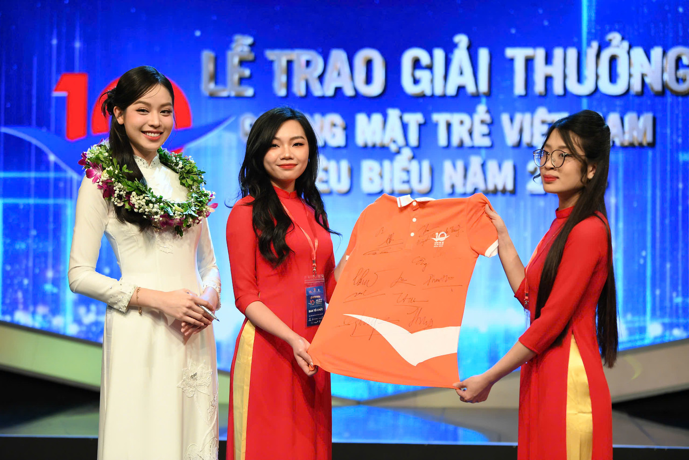 Hoa hậu Việt Nam năm 2022, Hoa hậu Quốc tế năm 2024 Huỳnh Thị Thanh Thủy - Gương mặt trẻ Việt Nam triển vọng năm 2024 ký tên lên áo lưu niệm Qũy Hỗ trợ Tài năng trẻ Việt Nam. Hoa hậu Việt Nam năm 2022, Hoa hậu Quốc tế năm 2024 Huỳnh Thị Thanh Thủy - Gương mặt trẻ Việt Nam triển vọng năm 2024 ký tên lên áo lưu niệm Qũy Hỗ trợ Tài năng trẻ Việt Nam.