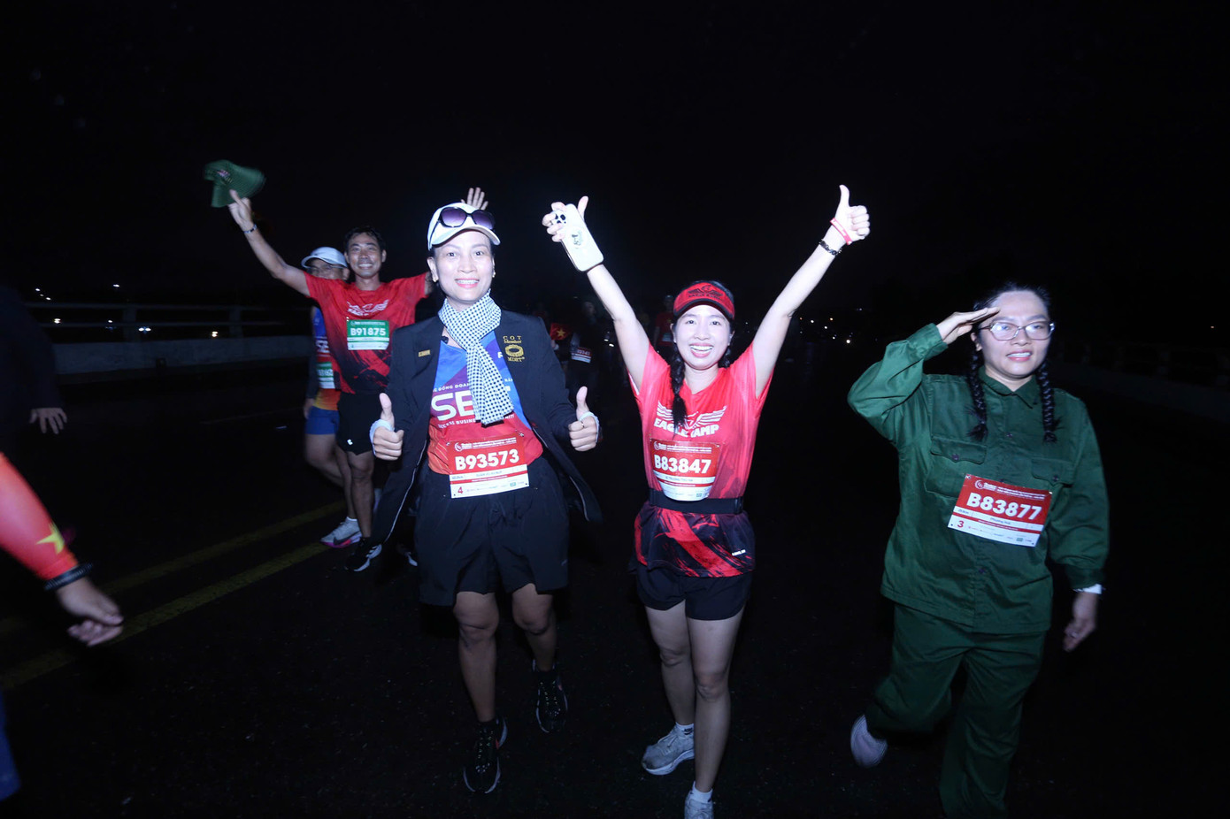 Tinh thần 'vượt nắng thắng mưa' trên đường chạy Tiền Phong Marathon ảnh 59 Tinh thần 'vượt nắng thắng mưa' trên đường chạy Tiền Phong Marathon ảnh 59