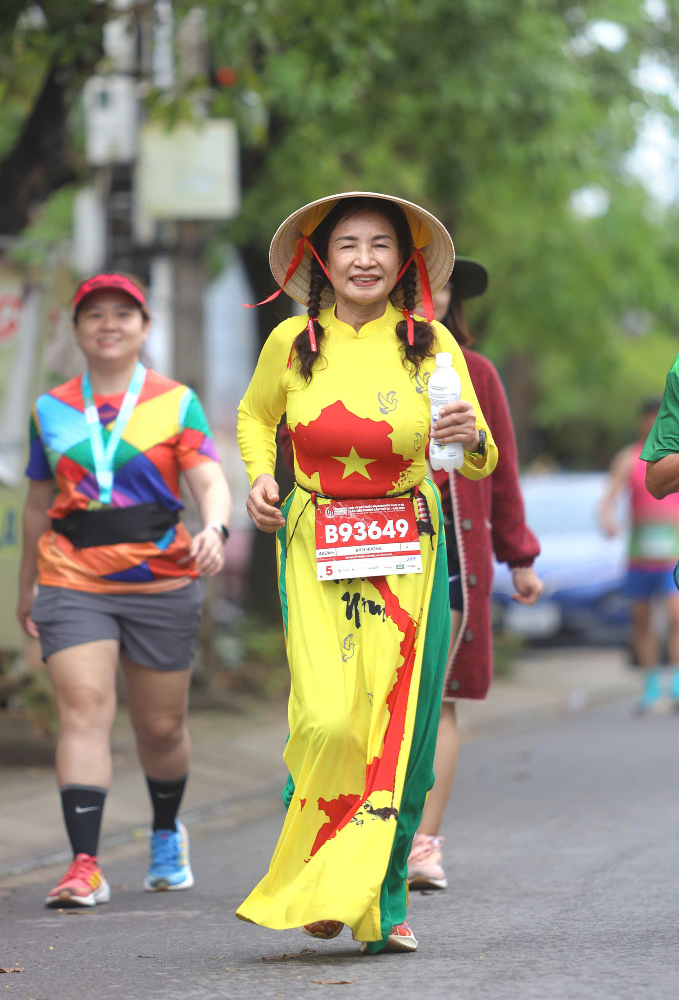 Tinh thần 'vượt nắng thắng mưa' trên đường chạy Tiền Phong Marathon ảnh 151 Tinh thần 'vượt nắng thắng mưa' trên đường chạy Tiền Phong Marathon ảnh 151