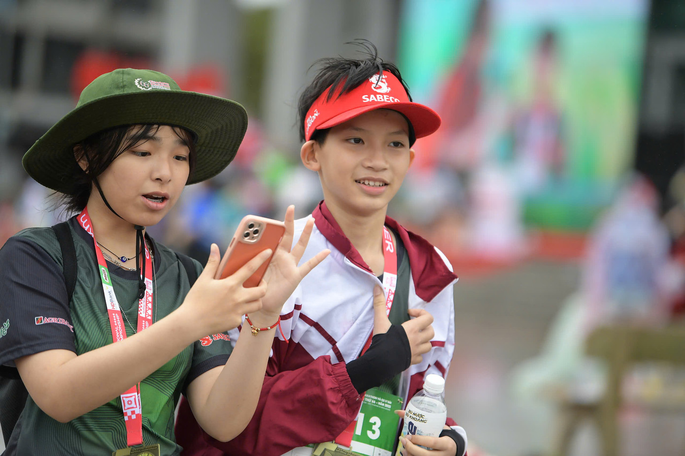 Tinh thần 'vượt nắng thắng mưa' trên đường chạy Tiền Phong Marathon ảnh 132 Tinh thần 'vượt nắng thắng mưa' trên đường chạy Tiền Phong Marathon ảnh 132