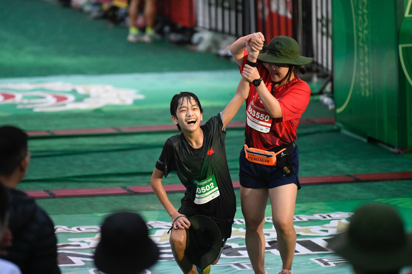 Tinh thần 'vượt nắng thắng mưa' trên đường chạy Tiền Phong Marathon ảnh 76 Tinh thần 'vượt nắng thắng mưa' trên đường chạy Tiền Phong Marathon ảnh 76