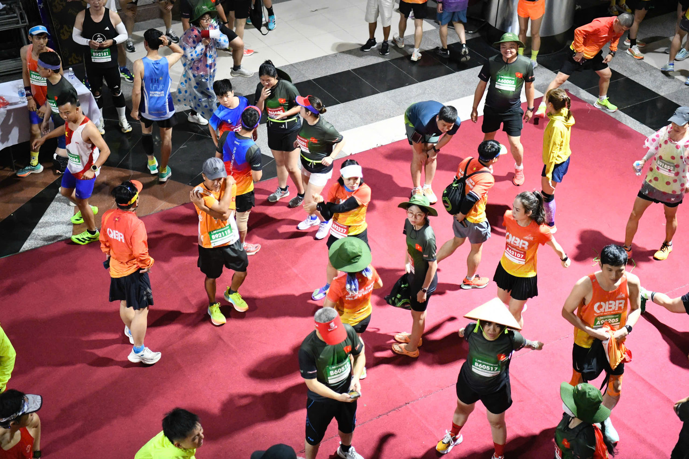 Tinh thần 'vượt nắng thắng mưa' trên đường chạy Tiền Phong Marathon ảnh 7 Tinh thần 'vượt nắng thắng mưa' trên đường chạy Tiền Phong Marathon ảnh 7