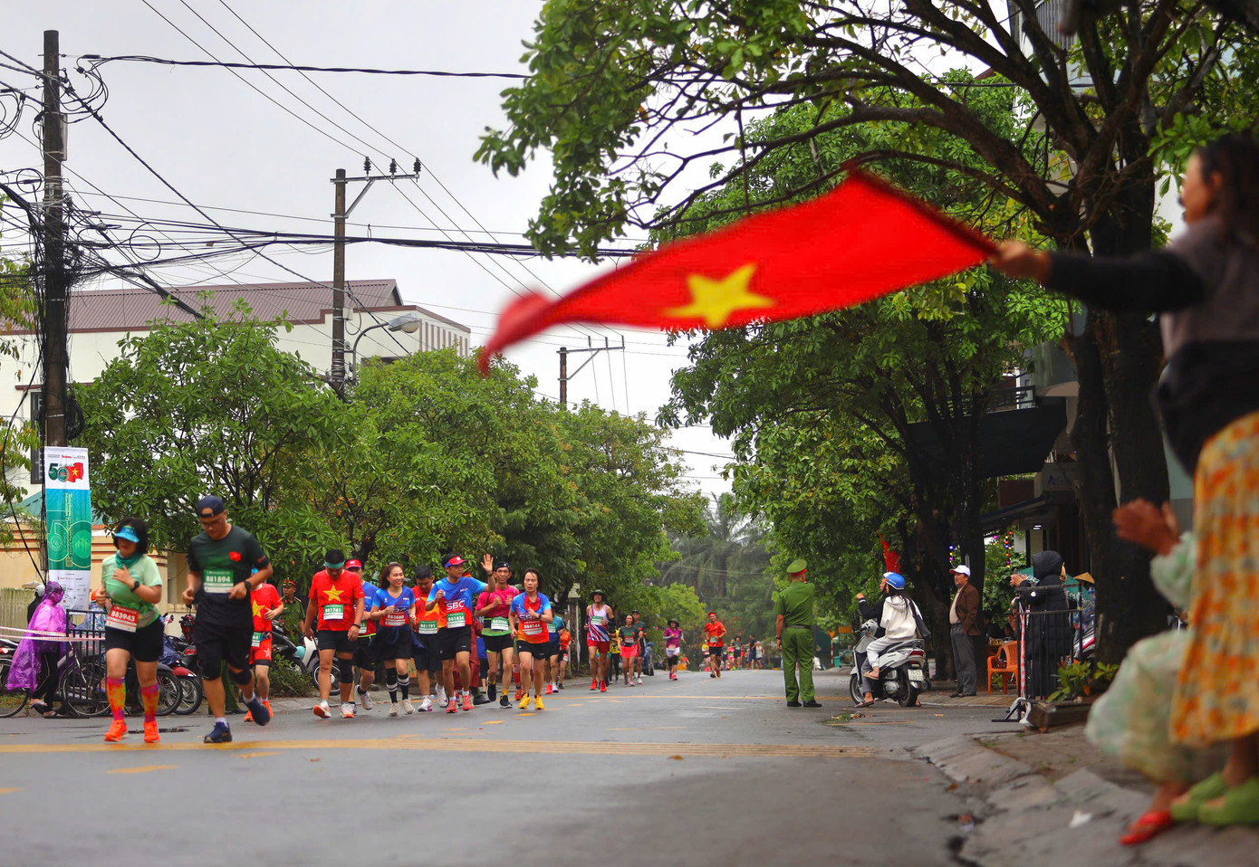 Tinh thần 'vượt nắng thắng mưa' trên đường chạy Tiền Phong Marathon ảnh 107 Tinh thần 'vượt nắng thắng mưa' trên đường chạy Tiền Phong Marathon ảnh 107