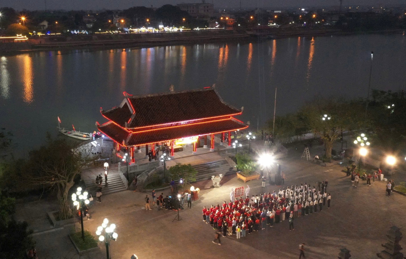 Ban Tổ chức Giải Vô địch Quốc gia Marathon và cự ly dài báo Tiền Phong lần thứ 66 - năm 2025 và các thí sinh Hoa hậu Việt Nam năm 2024 thả hoa đăng trên dòng Thạch Hãn tưởng nhớ và tri ân các Anh hùng liệt sĩ.