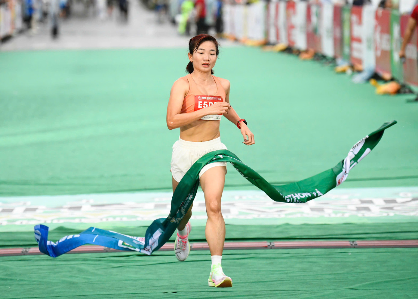 Tinh thần 'vượt nắng thắng mưa' trên đường chạy Tiền Phong Marathon ảnh 86 Tinh thần 'vượt nắng thắng mưa' trên đường chạy Tiền Phong Marathon ảnh 86