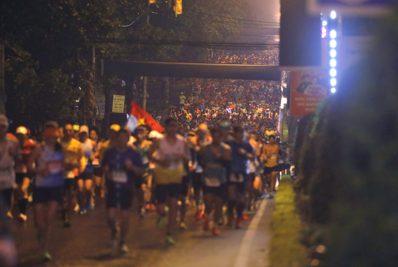 Tinh thần 'vượt nắng thắng mưa' trên đường chạy Tiền Phong Marathon ảnh 36 Tinh thần 'vượt nắng thắng mưa' trên đường chạy Tiền Phong Marathon ảnh 36