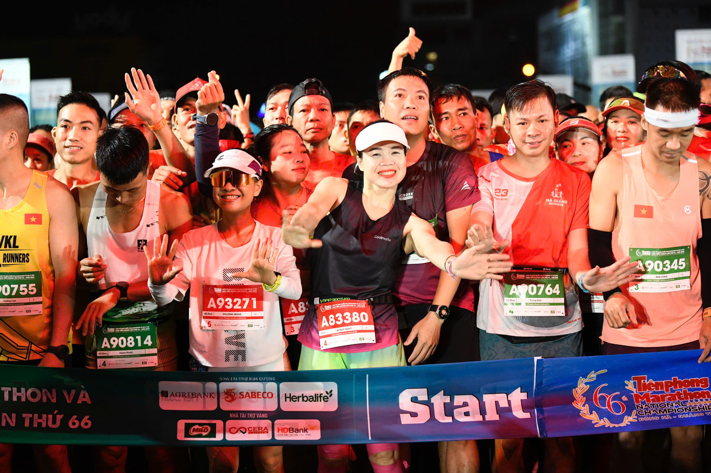 Tinh thần 'vượt nắng thắng mưa' trên đường chạy Tiền Phong Marathon ảnh 34 Tinh thần 'vượt nắng thắng mưa' trên đường chạy Tiền Phong Marathon ảnh 34