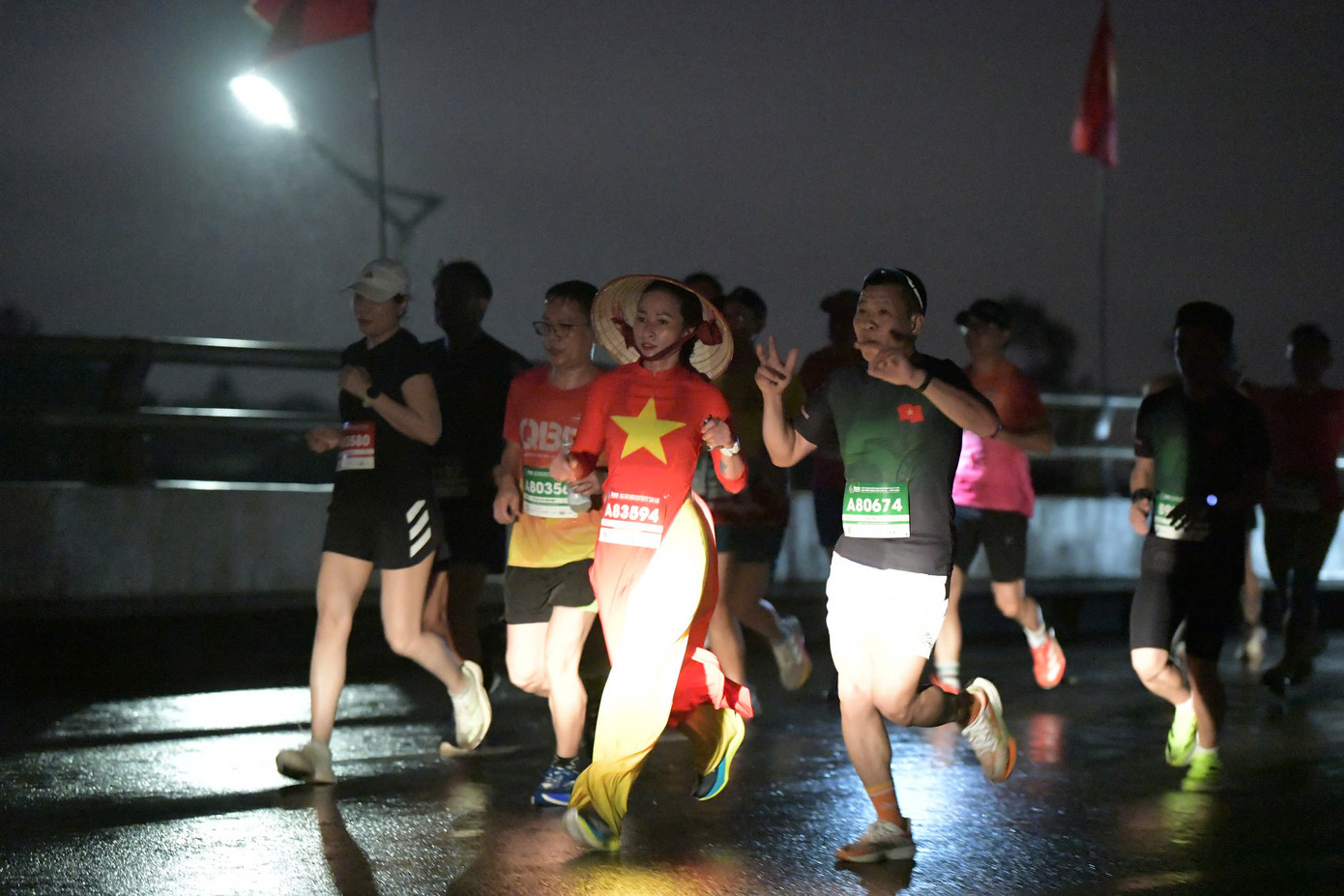 Tinh thần 'vượt nắng thắng mưa' trên đường chạy Tiền Phong Marathon ảnh 53 Tinh thần 'vượt nắng thắng mưa' trên đường chạy Tiền Phong Marathon ảnh 53