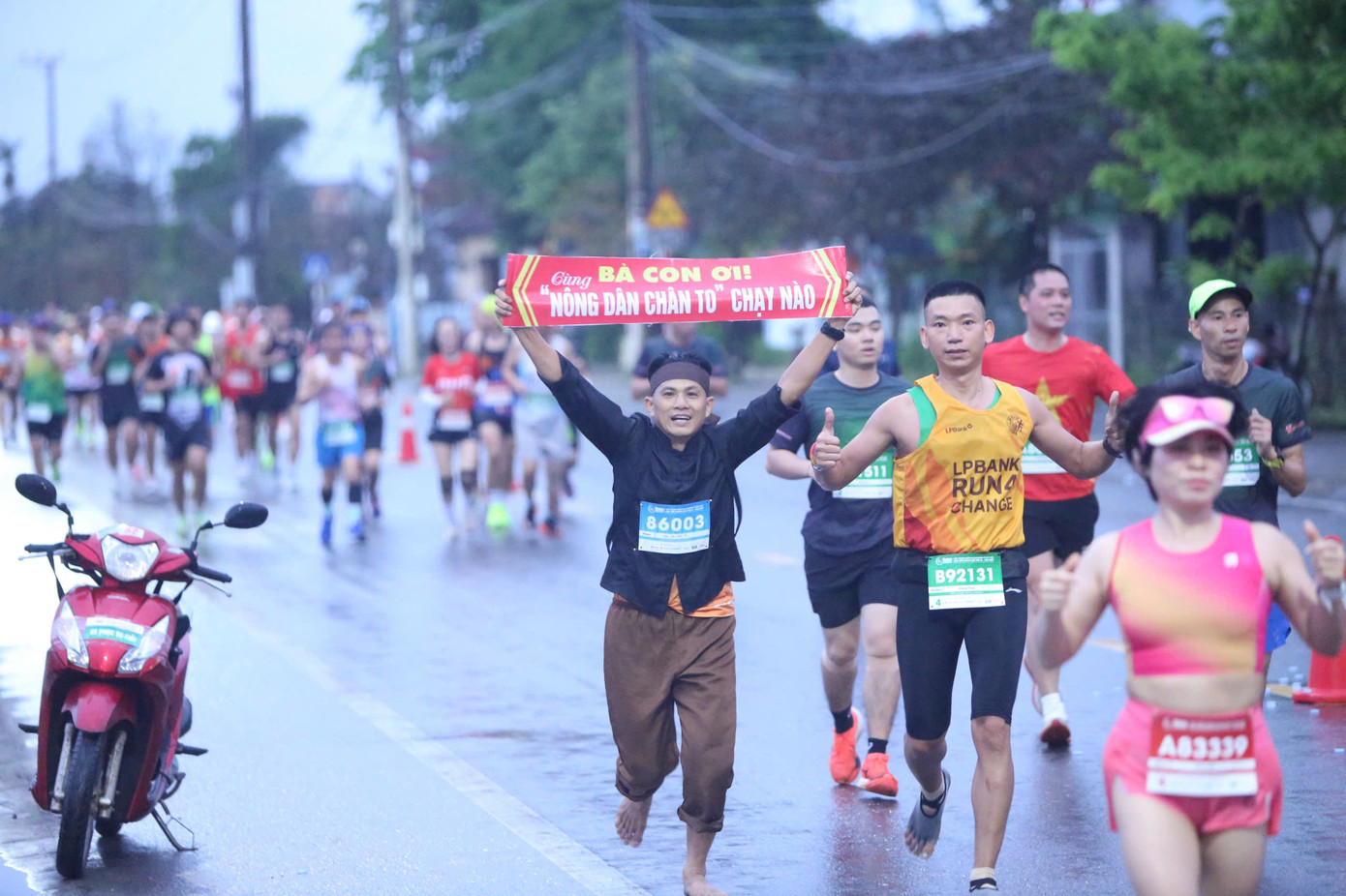 Tinh thần 'vượt nắng thắng mưa' trên đường chạy Tiền Phong Marathon ảnh 71 Tinh thần 'vượt nắng thắng mưa' trên đường chạy Tiền Phong Marathon ảnh 71