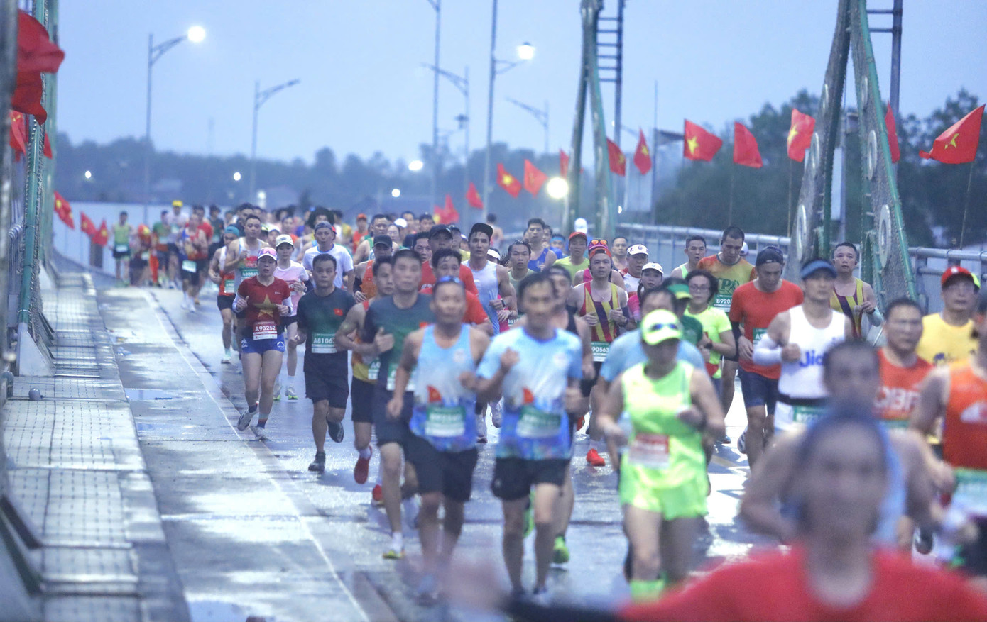 Tinh thần 'vượt nắng thắng mưa' trên đường chạy Tiền Phong Marathon ảnh 73 Tinh thần 'vượt nắng thắng mưa' trên đường chạy Tiền Phong Marathon ảnh 73