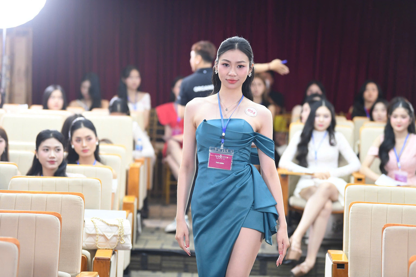 Trần Thị Huyền Cơ là Á khôi cuộc thi Nét đẹp sinh viên Trường Đại học Tài chính Marketing năm 2023. Huyền Cơ tâm sự, cô từng phân vân rất nhiều vì không biết liệu bản thân có làm được hay không trước quyết định ghi danh tại Hoa hậu Việt Nam năm 2024. Nhưng chính cuộc thi đã trở thành bước ngoặt, giúp cô khám phá bản thân và trưởng thành hơn từng ngày. Đối với Huyền Cơ, Hoa hậu Việt Nam không chỉ đơn thuần là một sân chơi sắc đẹp, mà còn là cơ hội để cô khám phá và phát triển bản thân một cách toàn diện. Cô đặc biệt ấn tượng với những người đẹp như Đỗ Thị Hà, Huỳnh Thị Thanh Thủy - những hình mẫu truyền cảm hứng bởi sự nỗ lực không ngừng. Nhưng trên tất cả, động lực lớn nhất của Huyền Cơ chính là mong muốn hoàn thiện bản thân và cống hiến nhiều hơn cho xã hội. “Mình đến với cuộc thi bằng sự tự tin, tinh thần sẵn sàng chinh chiến và cống hiến hết mình. Mình tin rằng, đây sẽ là hành trình đầy ý nghĩa, nơi mình có thể học hỏi, trau dồi và nâng cấp bản thân từng ngày”, Huyền Cơ chia sẻ