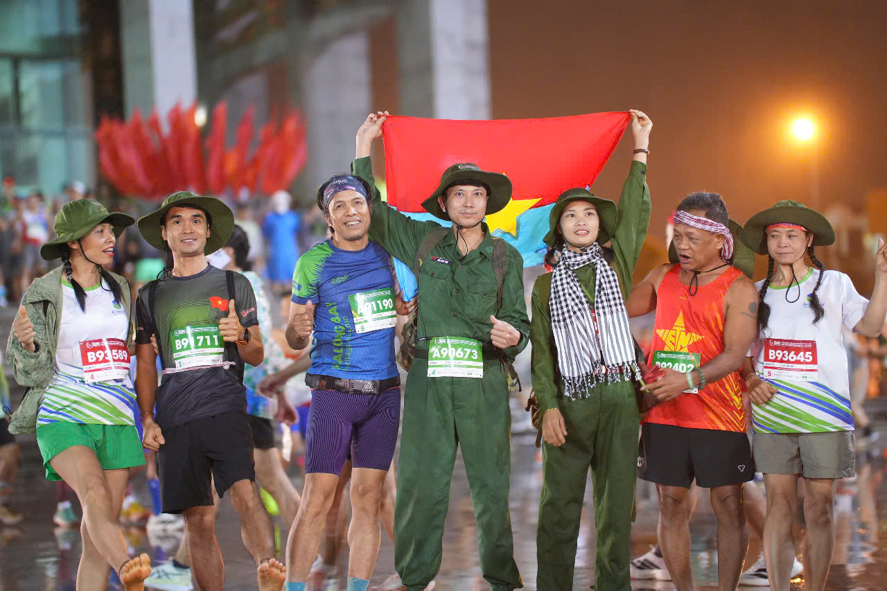 Tinh thần 'vượt nắng thắng mưa' trên đường chạy Tiền Phong Marathon ảnh 16 Tinh thần 'vượt nắng thắng mưa' trên đường chạy Tiền Phong Marathon ảnh 16