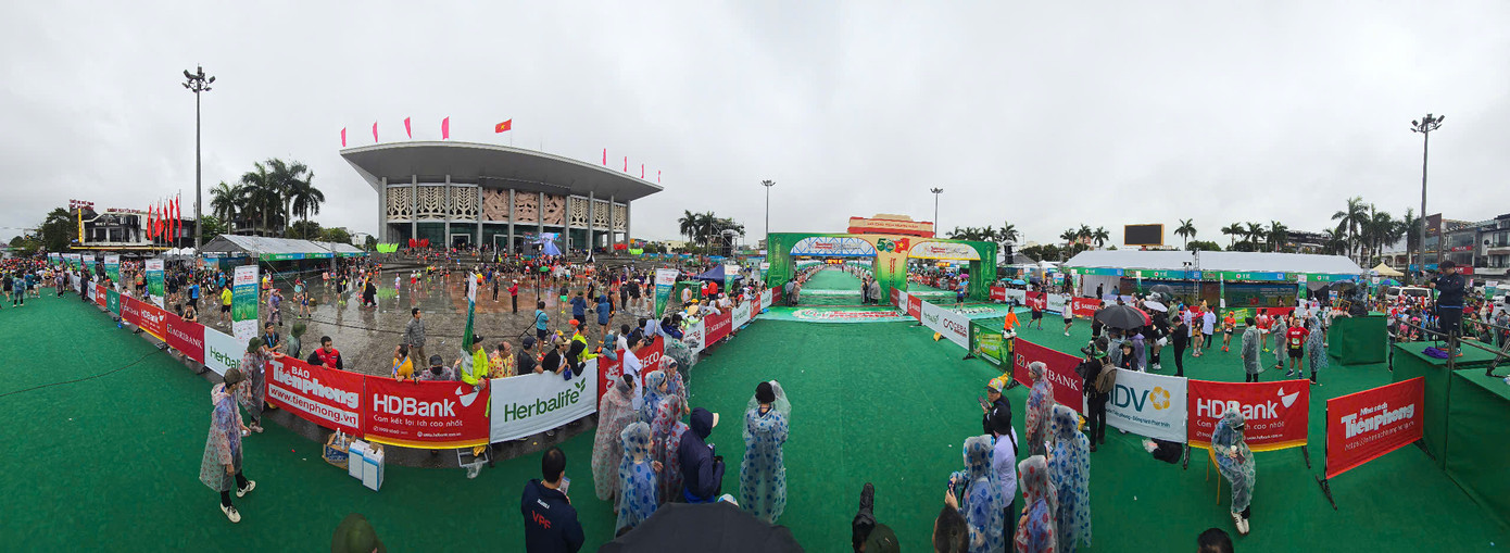 Tinh thần 'vượt nắng thắng mưa' trên đường chạy Tiền Phong Marathon ảnh 105 Tinh thần 'vượt nắng thắng mưa' trên đường chạy Tiền Phong Marathon ảnh 105